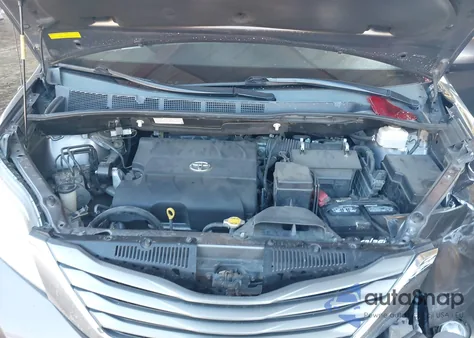 2012 Toyota Sienna Xle V6 8 Passenger z USA, uszkodzony, nr VIN 5TDYK3DC1CS228495